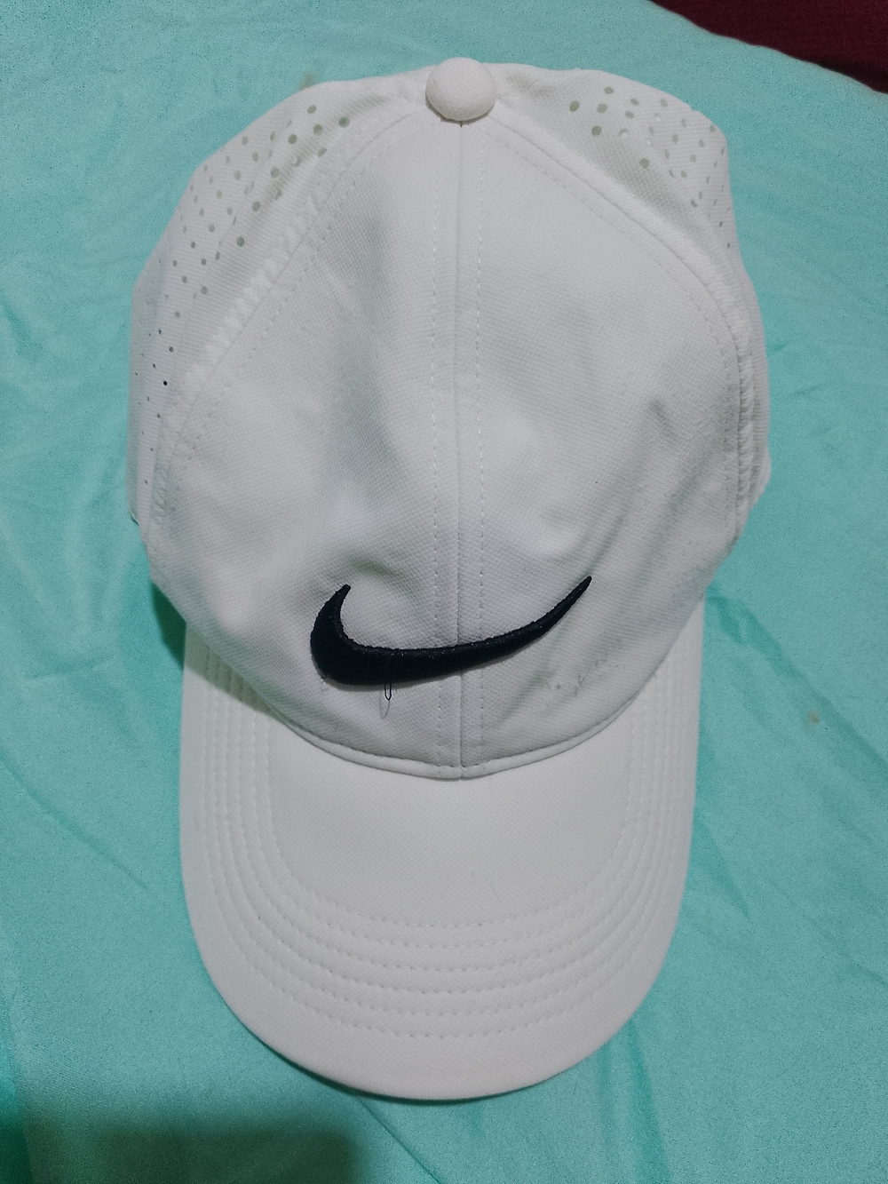 Nike Mens White Baseball Cap with Black Swoosh